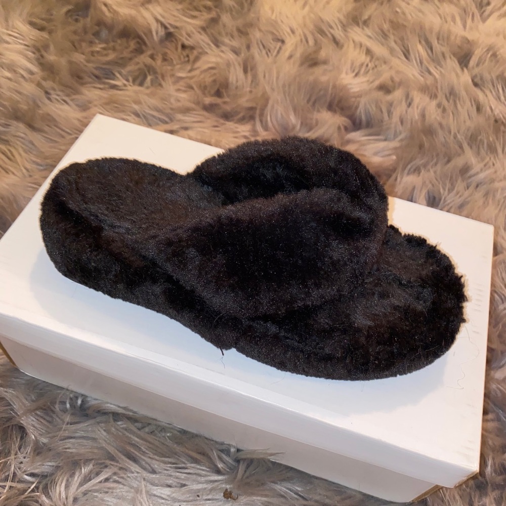 Black platform faux fur slides